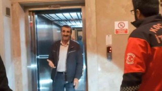 Asansörde mahsur kaldı, yardımına itfaiye ekipleri koştu