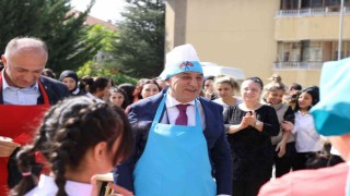 Aşçı kıyafetleriyle devir teslim