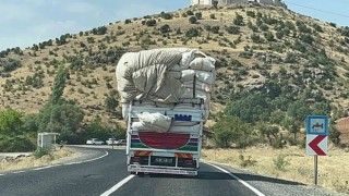 Aşırı yükle trafiği tehlikeye attı