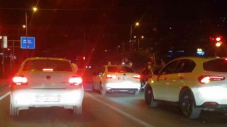 Asker uğurlama konvoyunda araçların camlarından sarkarak yaptıkları tehlikeli yolculuk kamerada