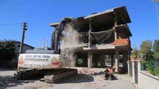 Asrın felaketini yaşayan Gölcükte 103 metruk bina yıkıldı