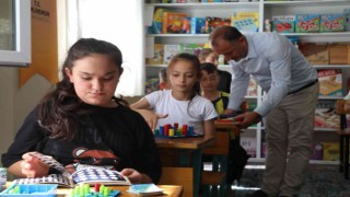 Atıl durumdaki okulu köydeki öğrenciler için eğitim merkezi haline getirdi