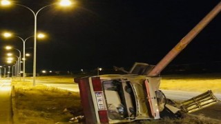 Aydınlatma direğine çarpan Tofaş ikiye bölündü