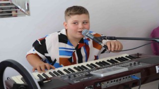 Babasının orgu ile çektiği video onu fenomen yaptı
