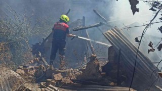 Bahçede çıkan yangın, kullanılmayan 2 evi yaktı