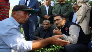 Bakan Dönmez, sıfır maliyet ile güneş enerjisinden tarla sulaması yapan MOBİTEM ürününü inceledi