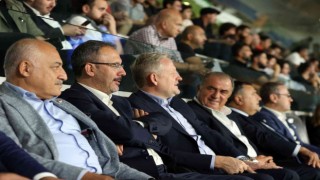 Bakan Kasapoğlu, Başakşehir- Fiorentina maçını seyretti