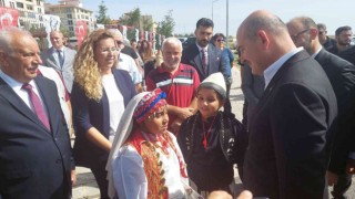 Bakan Soylu, harçlıklarını Pakistana bağışlayan öğrencileri tebrik etti