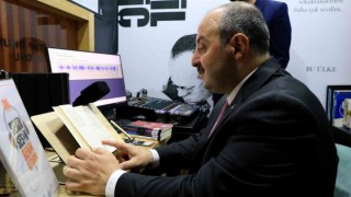 Bakan Varank, görme engelliler için kitap seslendirdi