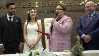 Bakan Yanık, genç çifte sürpriz nikah şahitliği yaptı, evlilik cüzdanını damada verdi