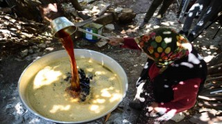 Bakır tavalarda kızgın ateşte 4-5 saat kaynıyor, kilogramı 100 liradan satılıyor