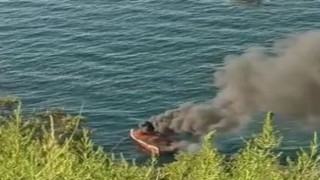 Balık tutmak istediler, alev alan tekneden yüzerek kurtuldular