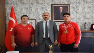 Balkan Şampiyonu Zaloğlunu makamında kabul etti