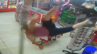 Balkondan marketin içine düştü, görenlerin yürekleri ağızlarına geldi