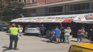 Bandırmada otomobil simit dükkanına girdi