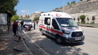 Bariyere çarpan kamyonetteki 2 kişi yaralandı