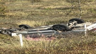 Bariyerlere çarpan otomobil takla attı: 1 ölü, 1 yaralı