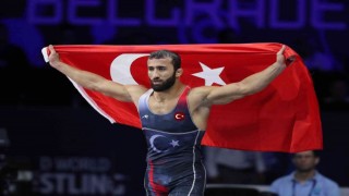 BARÜlü milli güreşçi Burhan Akbudak, dünya şampiyonu oldu