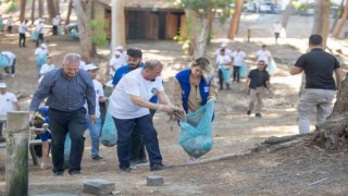 Başkan Akay ve Topuz tabiat parkında çöp topladı