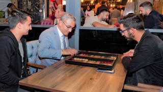Başkan Alim Işık gençlerle tavla oynadı