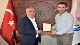 Başkan Aydından İhlas Haber Ajansına plaket