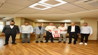 Başkan Büyükakına Bilecikspor forması hediye ettiler