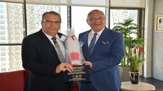 Başkan Çerçiden Başkan Ergüne kırmızı dipli mumla güreş daveti