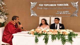 Başkan Çetinden genç çifte sürpriz