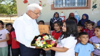 Başkan Güder öğrencilerin ilk ders heyecanına ortak oldu
