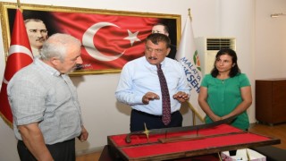 Başkan Gürkana kılıç hediyesi