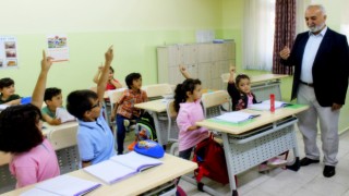 Başkan Kepez, okula yeni başlayan öğrencilere hediye verdi
