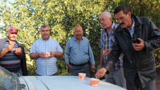 Başkan Öküzcüoğlundan üzüm teslim kuyruğundaki üreticilere çorba ikramı