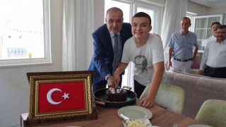 Başkan Uzundemiri kapıda gören Kemal, en mutlu gününü yaşadı