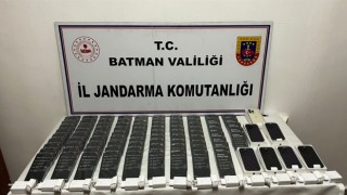 Batmanda durdurulan otomobilde çok sayıda kaçak telefon ele geçirildi