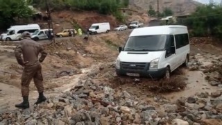 Batmanda sağanak sele dönüştü, evleri su bastı, araçlar suda sürüklendi