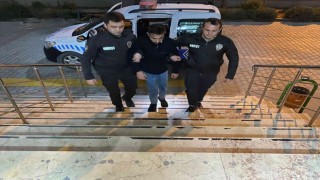 Bekçileri görünce uyuşturucu maddeyi yere atıp kaçmaya başladı