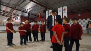 Belediye Başkanı Serhat Oğuz, Bocce Spor Salonunda öğrencilerle atışlar yaptı, anı olarak madalyalarını verdi