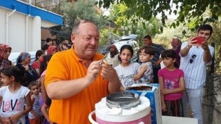 Belediye Başkanı Tarhan, vatandaşlara dondurma dağıttı