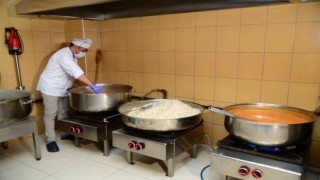 Belediye yemekhanesinde pişiyor, sıcak şekilde ikram ediliyor