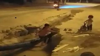 Belediyenin açık unuttuğu su çukuru çocuklara serinleme alanı oldu