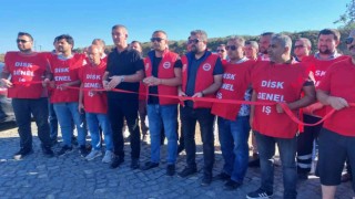 Belediyenin protesto tabelasının açılışını zam isteyen işçiler kurdele keserek yaptı