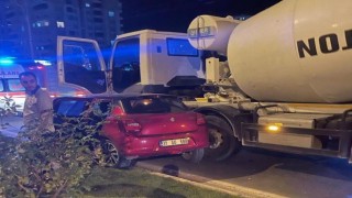 Beton mikseri ile otomobil çarpıştı: 1 yaralı