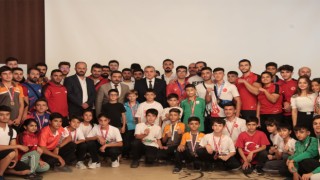 Beyazgül Şanlıurfaya madalyalarla dönen gençlerle bir araya geldi