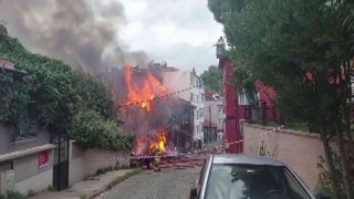 Beykozda 2 katlı ahşap bina alevlere teslim oldu: 2 yaralı