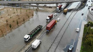 Beylikdüzünde yollar göle döndü, trafik durma noktasına geldi