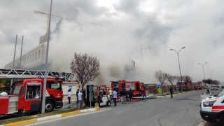 Beylikdüzündeki bir depoda çıkan yangında dumanlar etrafı kapladı