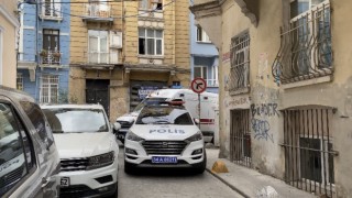 Beyoğlunda kötü koku yayılan evden ceset çıktı