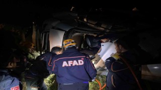 Bilecikte seyir halinde tır devrildi, sürücü içinde sıkıştı