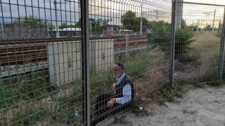Bileti olmadığı için trene alınmadı, tren yoluna çıkarak 1 kilometre yürüdü
