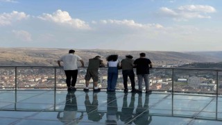 Bin 200 rakımdaki cam terastan eşsiz manzarayı kuş bakışı izleme imkanı